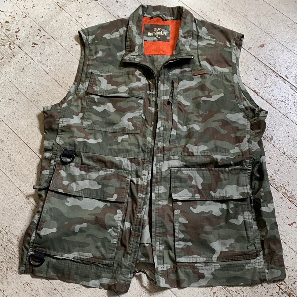 Multi pocket camouflage vest